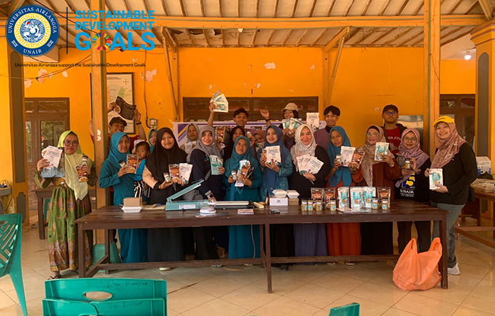 Tekan Stunting, TIM ACDH FKp dan FPK Unair Gelar Pengabdian Masyarakat di Gili Iyang